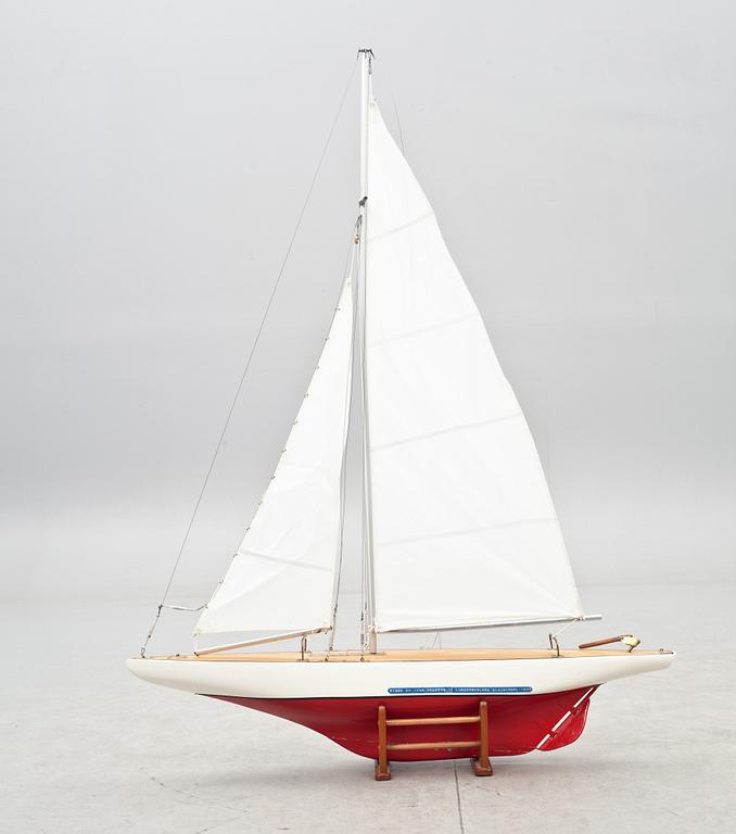 MODELLSEGELBÅT, bär datering 1953.