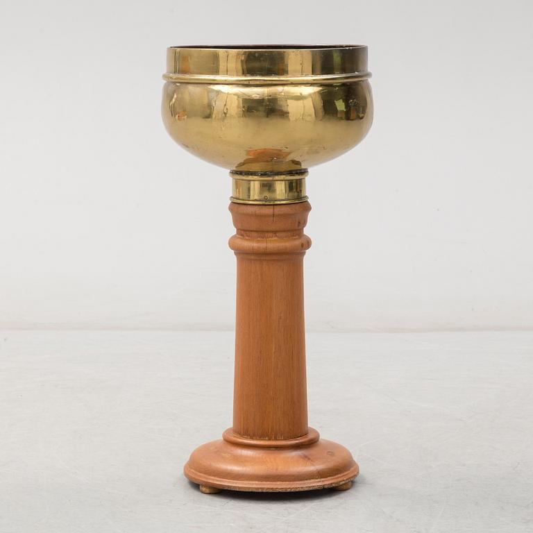 A brass and oak champagne cooler, early 20th Century.