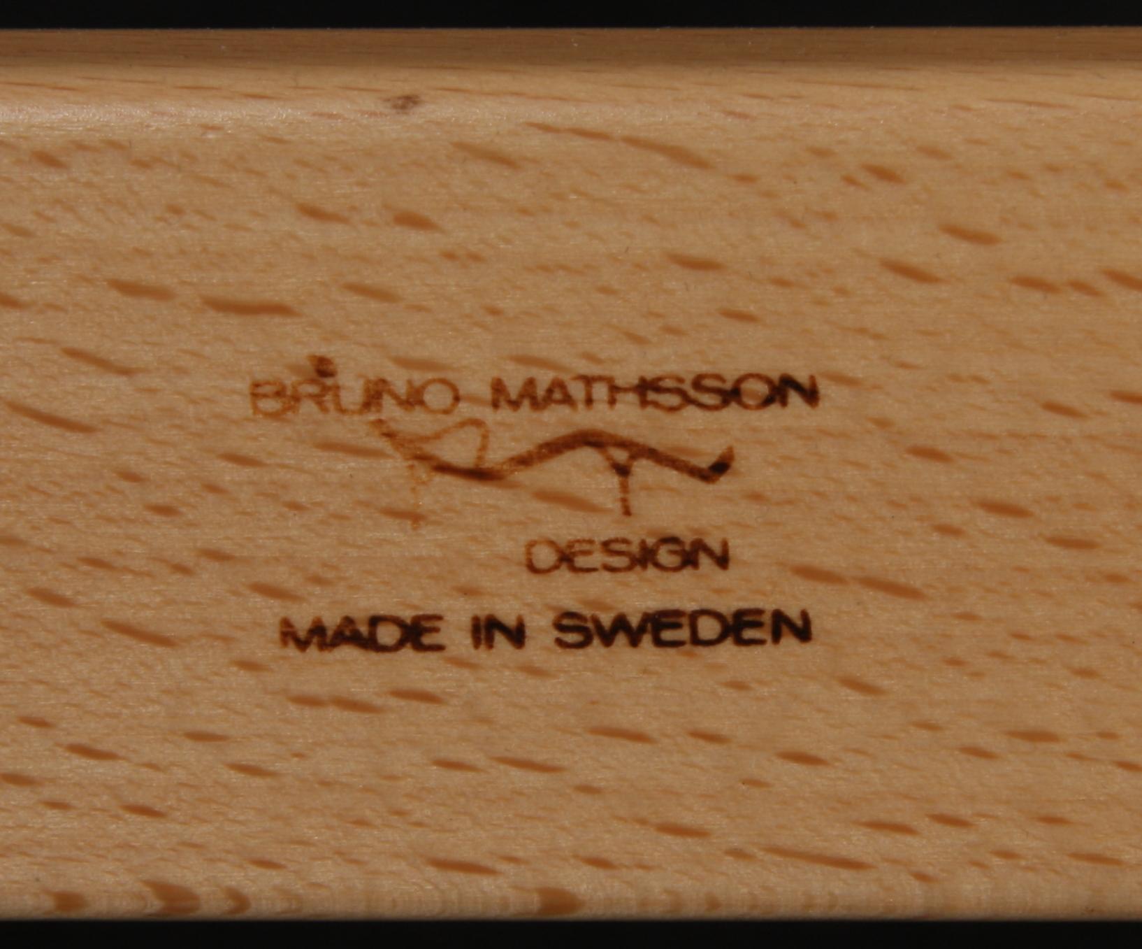 KARMSTOLAR, ett par. "Mina" design Bruno Mathsson. Dux. Brännmärkta.