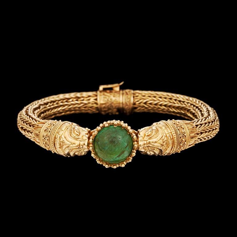 A circa 10.00 cts cabochon-cut emerald bracelet.