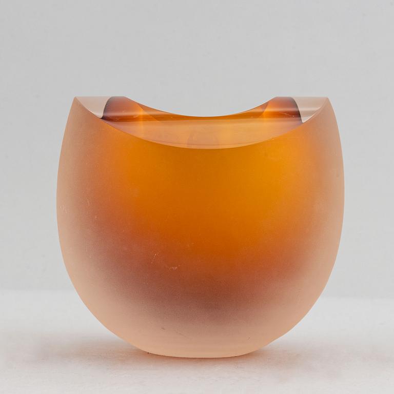 Hanne Dreutler & Arthur Zirnsack, a glass vase from Studio Åhus.