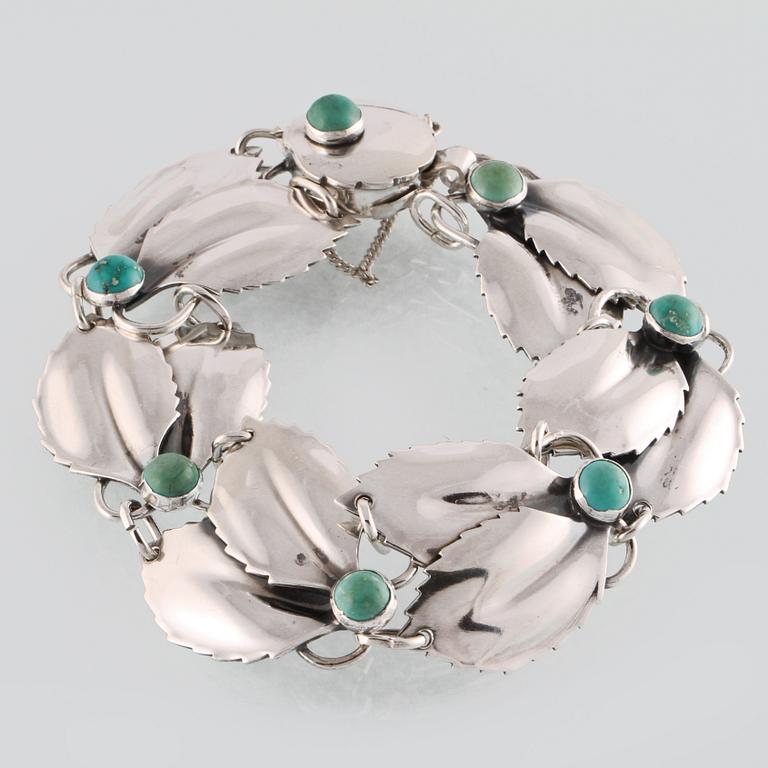 ARMBAND, silver samt cabocholslipade malakit, Gertrud Engel för A Michelsen, Stockholm, 1953. Vikt 38,6 gram.