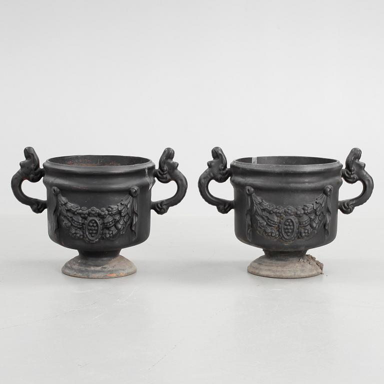 TRÄDGÅRDSURNOR, 1 par, gjutjärn, Stafsjö Bruk, 1900-talets mitt.
