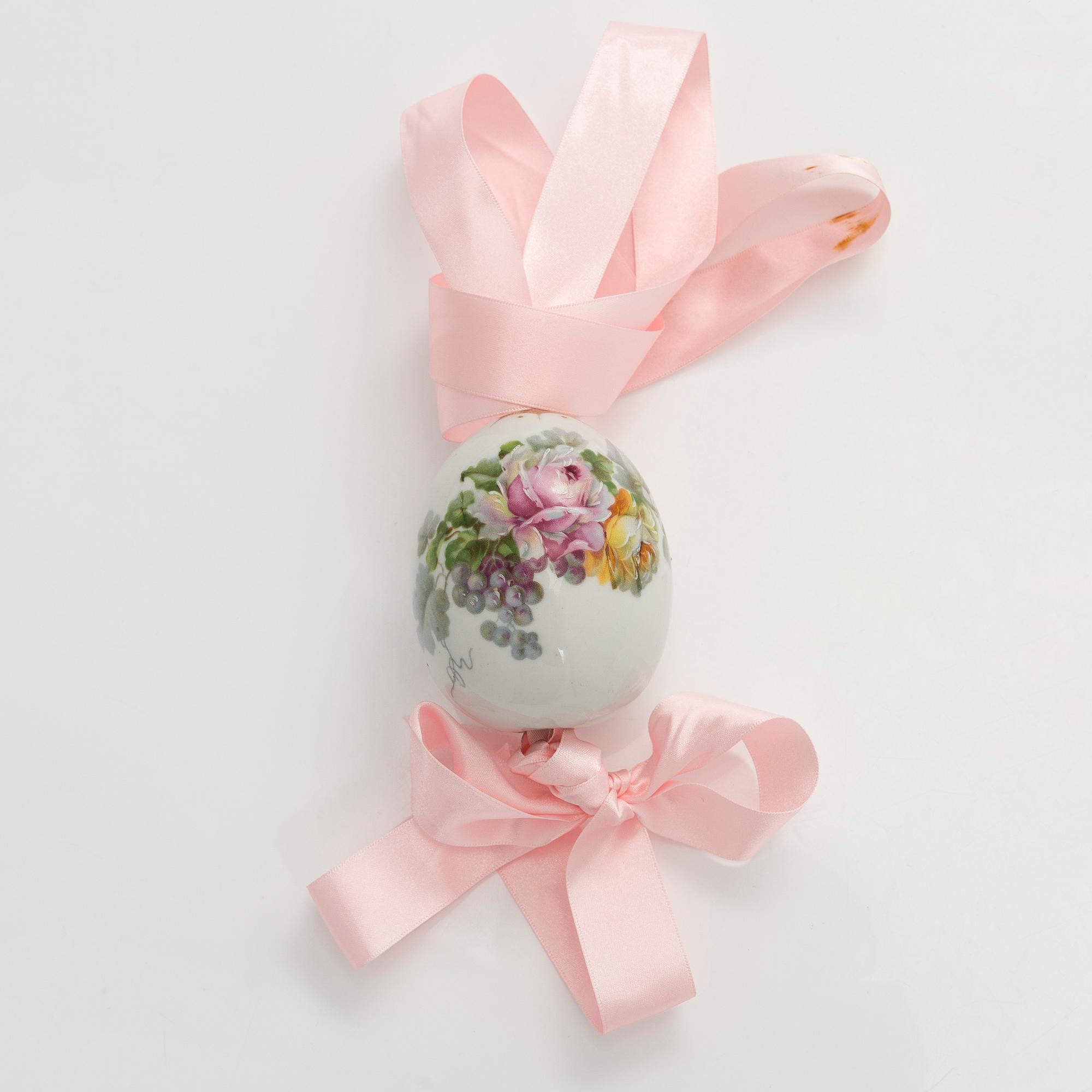 A Russian porcelain Easter egg from around the turn of the 20th Century.