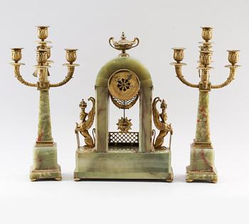 KLOCKGARNITYR, 3 delar, onyx/brons, uret märkt Lenzkirch 1900-talets början.