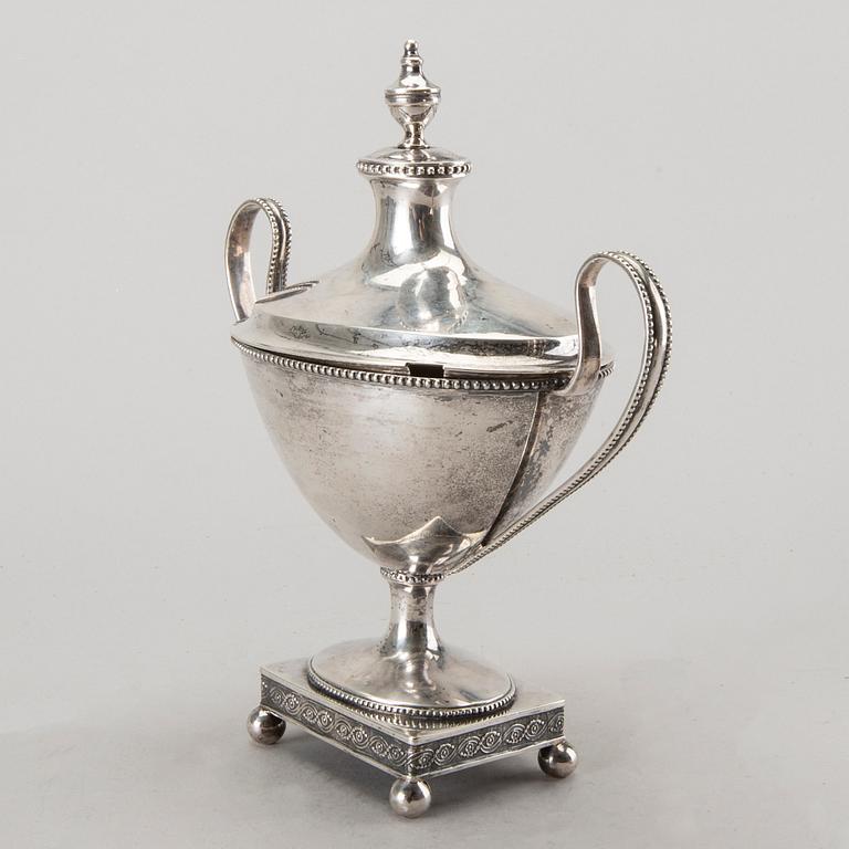 SOCKERSKÅL på FOT, silver, 1796, troligen Anders Risén, Göteborg. Vikt 600 gram.