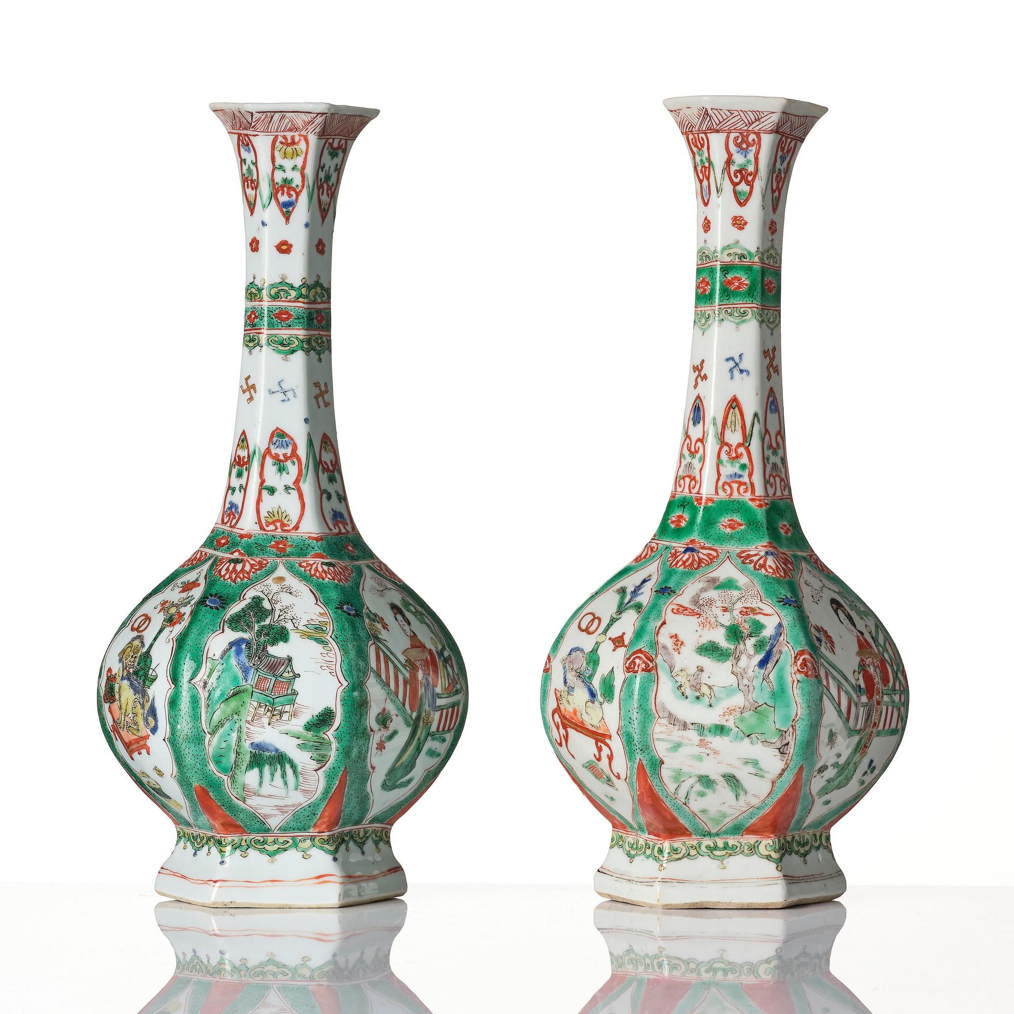 A pair of famille verte octagonal vases, Qing dynasty, Kangxi (1662-1722).