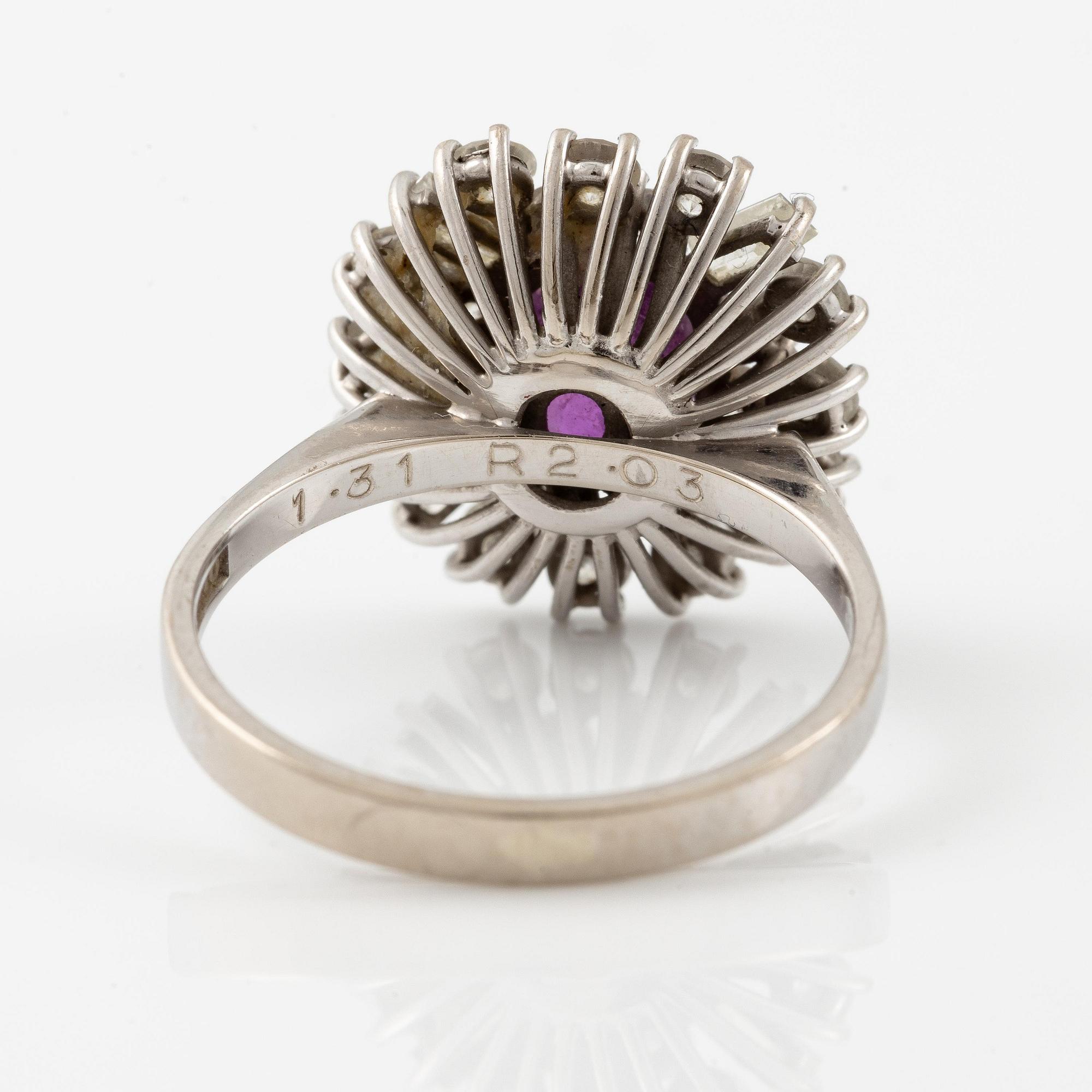 Ring, 18K white gold with a ruby and baguette- and round brilliant-cut diamonds.
