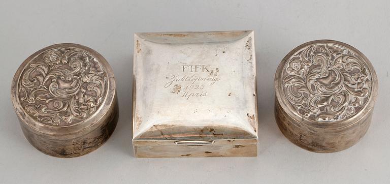 TOILETTEDOSOR ett par SAMT ETUI, silver, bla Arvid Öhrn, Gävle 1846. Totalvikt ca 250 gram.