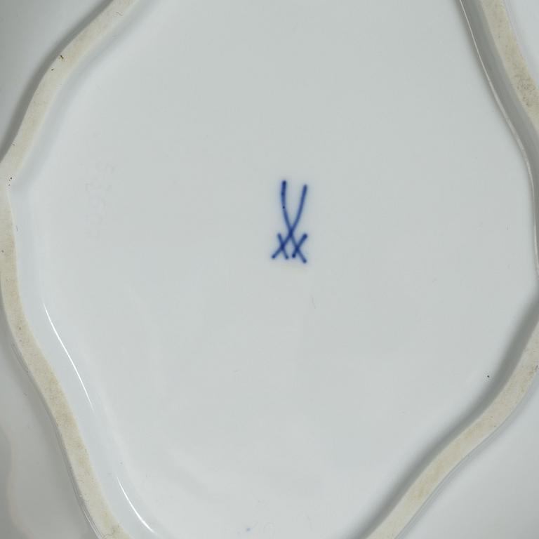 Meissen, a set of nineteen porcelain parts, 'Zwiebelmuster/Blue Onion', Germany.