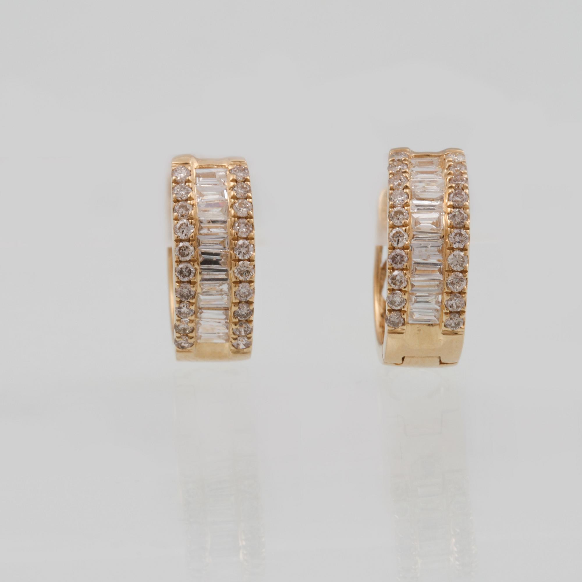 ÖRHÄNGEN, 18K guld med briljant och baguettslipade diamanter ca 0.50 ct. Vikt 2,5 gram.