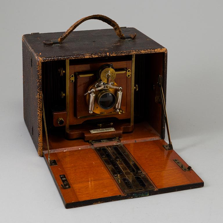 A "The Korona Hand Camera", Milburn Camera Company, New York, USA from around year 1900.