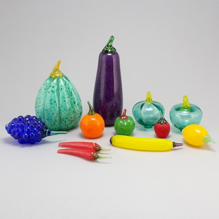 GUNNEL SAHLIN, a set of 12 glass fruits, Kosta Boda.