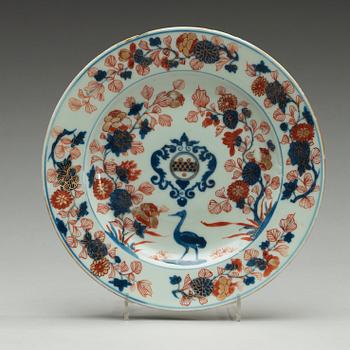 TALLRIKAR, två stycken, vapenporslin. Qing dynastin, 1700-tal.