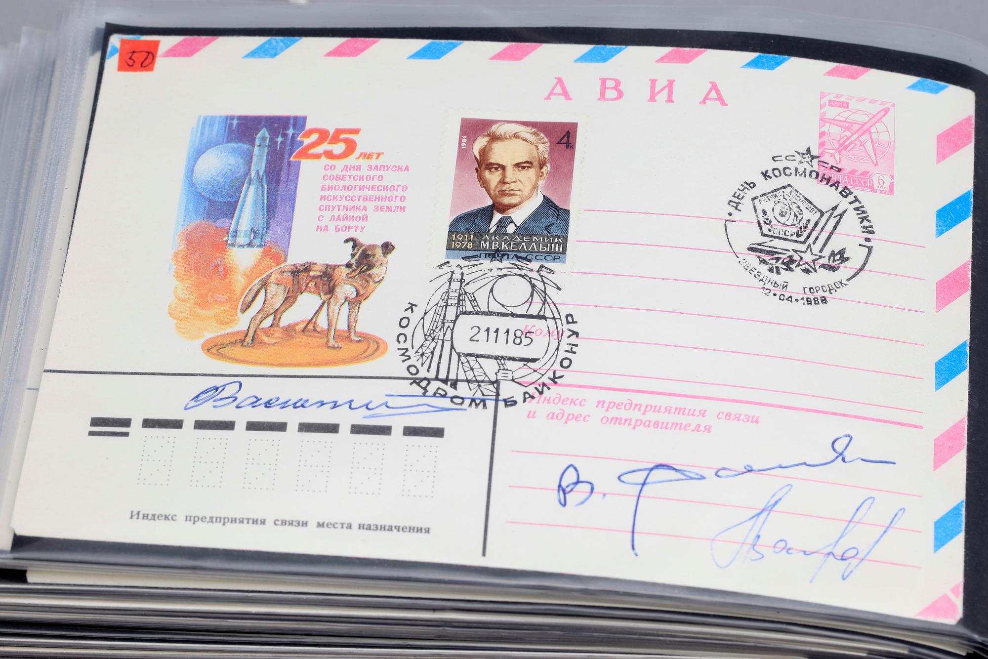 AUTOGRAFER I ALBUM, huvudsakligen av Kosmonauter, 1961-1988.