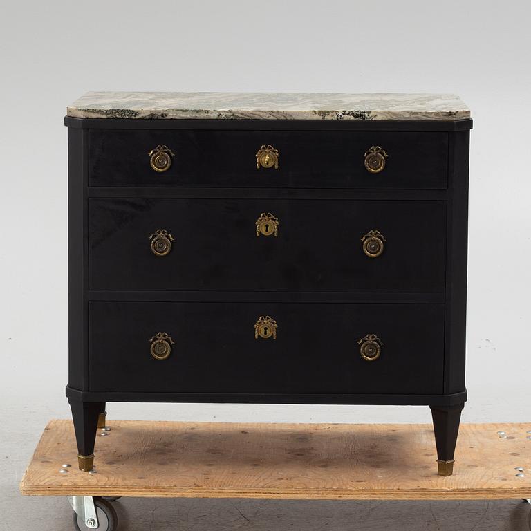 Chest of drawers, Gustavian style, 20th Century.