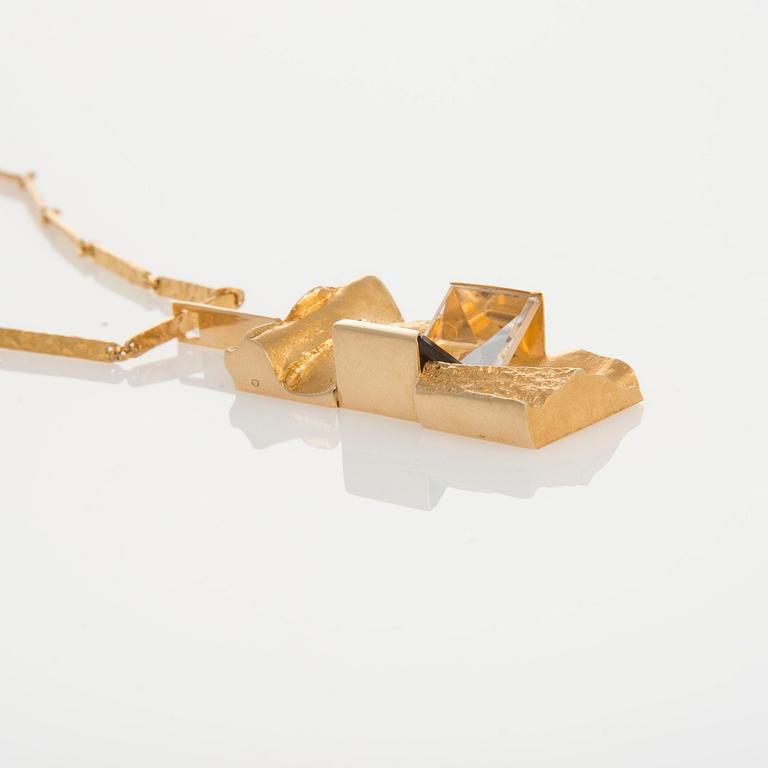 HALSSMYCKE, "Janus", 18K guld, bergskristall och rökkvarts. Björn Weckström Lapponia 32,0 g. Suunniteltu 1965.