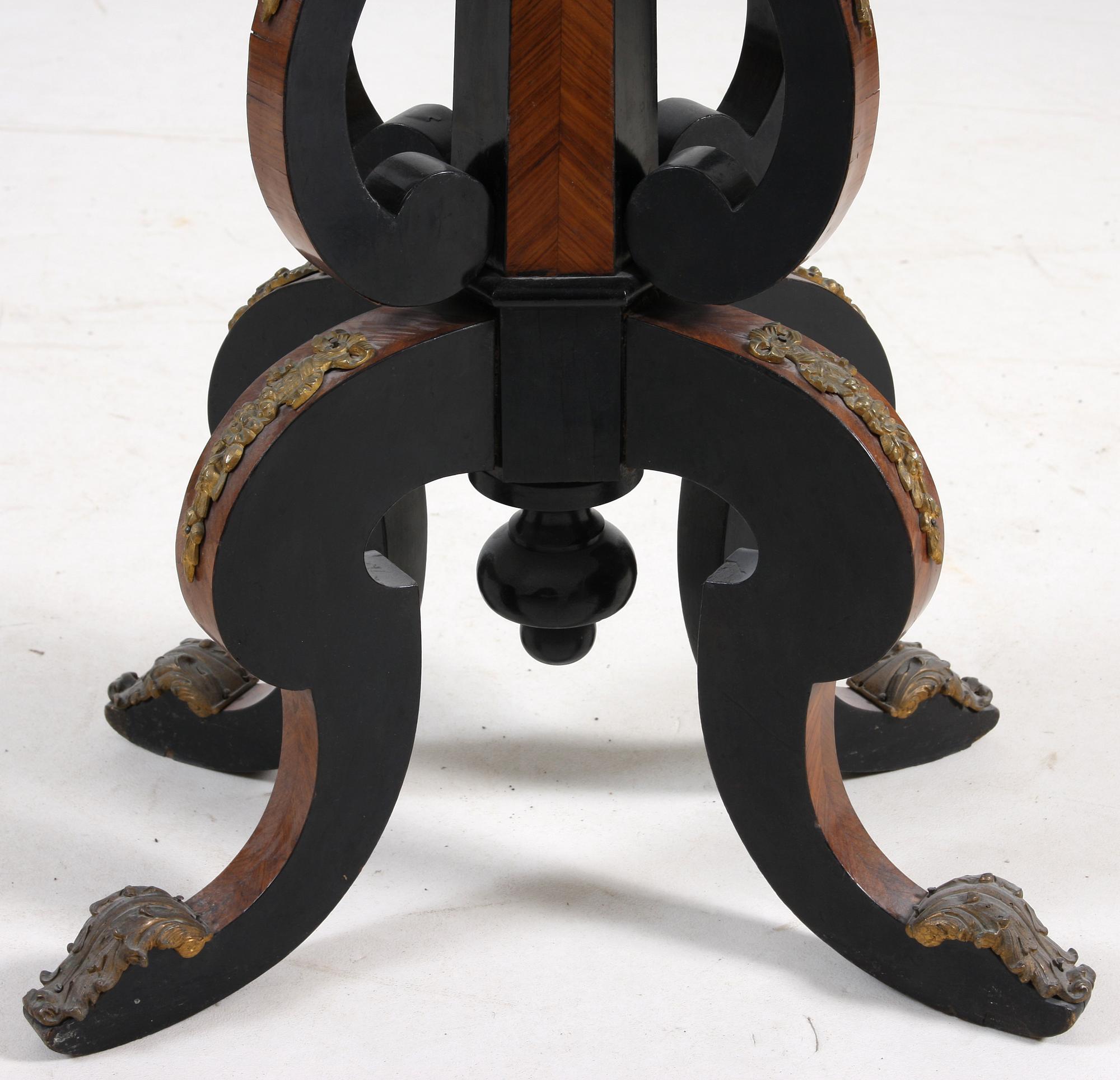 BLOMBORD, nyrokoko, 1800-talets andra hälft.