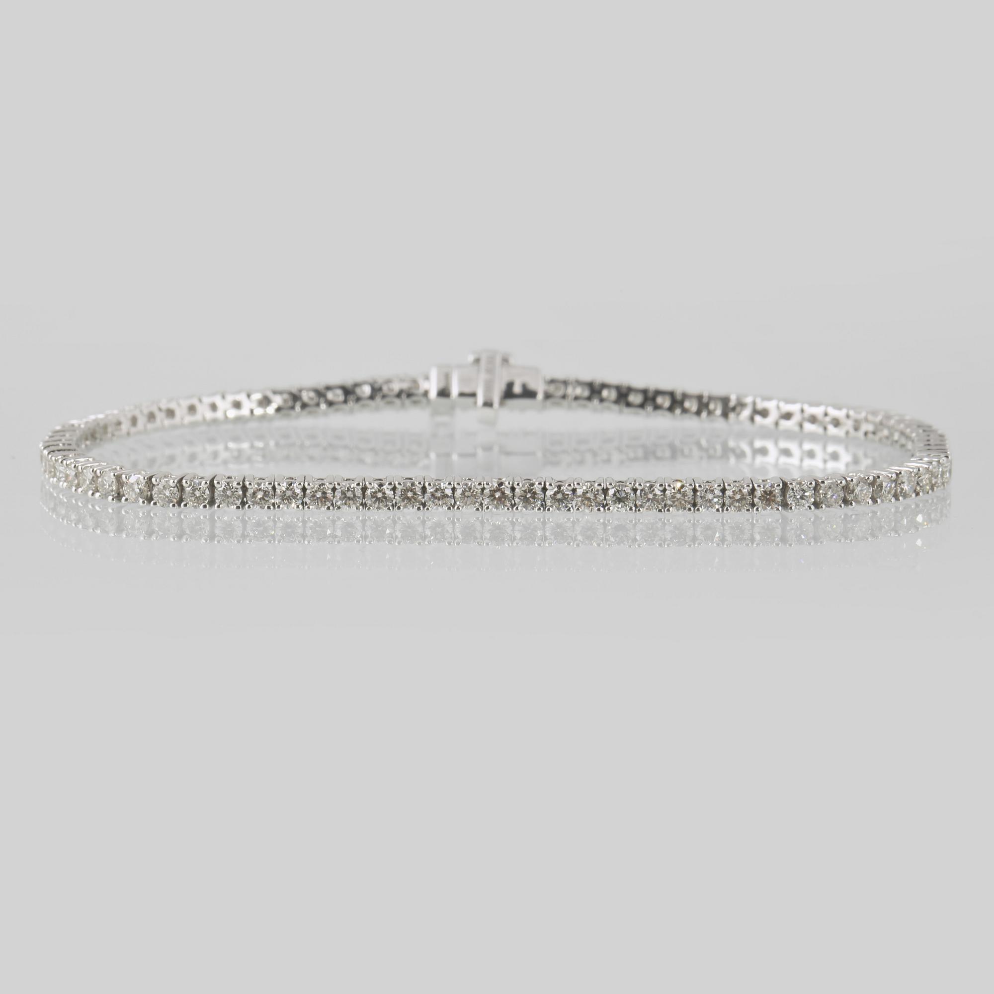 ARMBAND, 18k vitguld med 82 briljantslipade diamanter, 3.05 ct. Vikt 10 g.