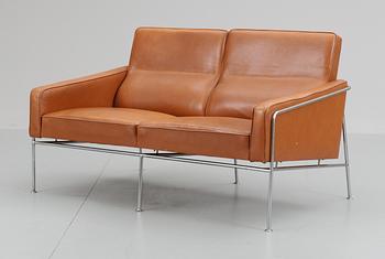 An Arne Jacobsen two-seated brown leather and chromed steel sofa by Fritz Hansen, Danmark.