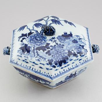 TERRIN med LOCK, kompaniporslin. Kina, 1700-tal.