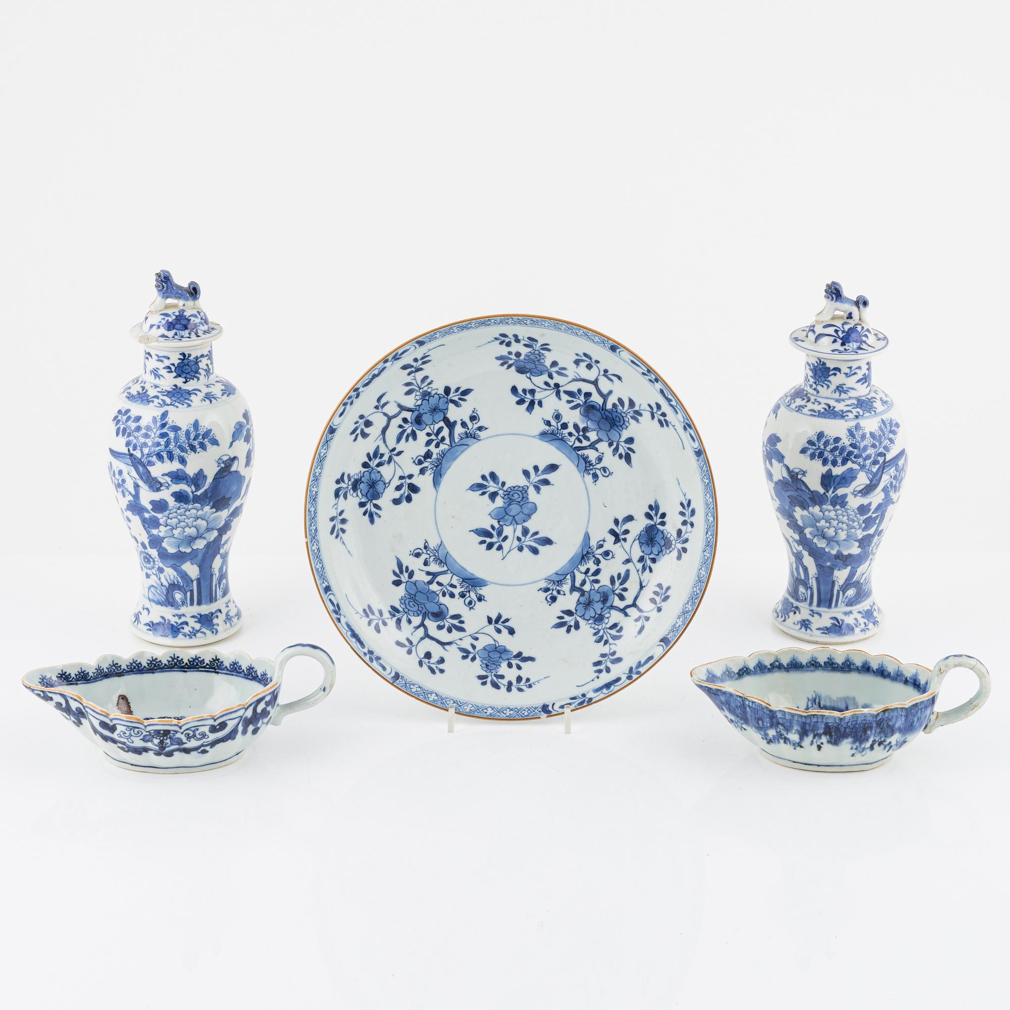 Vaser, ett par, Kina, Kangxi-stil, 1800-tal, Såssnipor, ett par, 17/1800-tal, samt ett fat, Kina, Qianlong (1736-95).