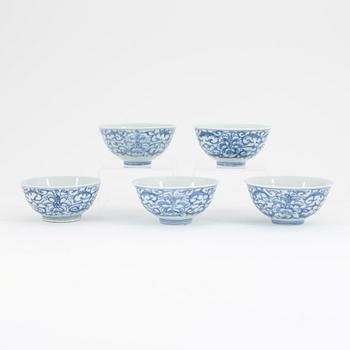 A group of 5 Chinese porcelain 'Lotus' bowls, late Qing dynasty, around the year 1900.