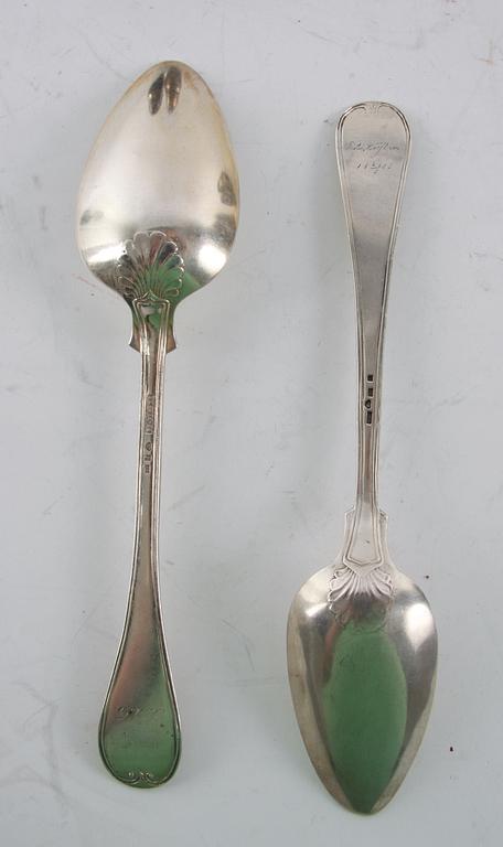 SALT- OCH PEPPARSTRÖARE, 4 st, 2 st MATSKEDAR(1800-tal), silver.