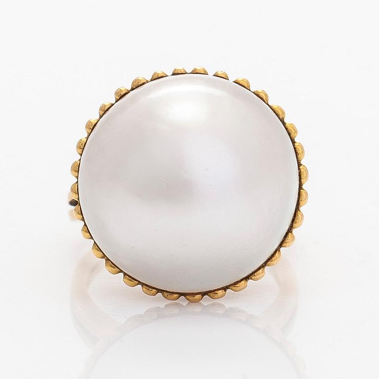Ring, 18K gold and mabé pearl.