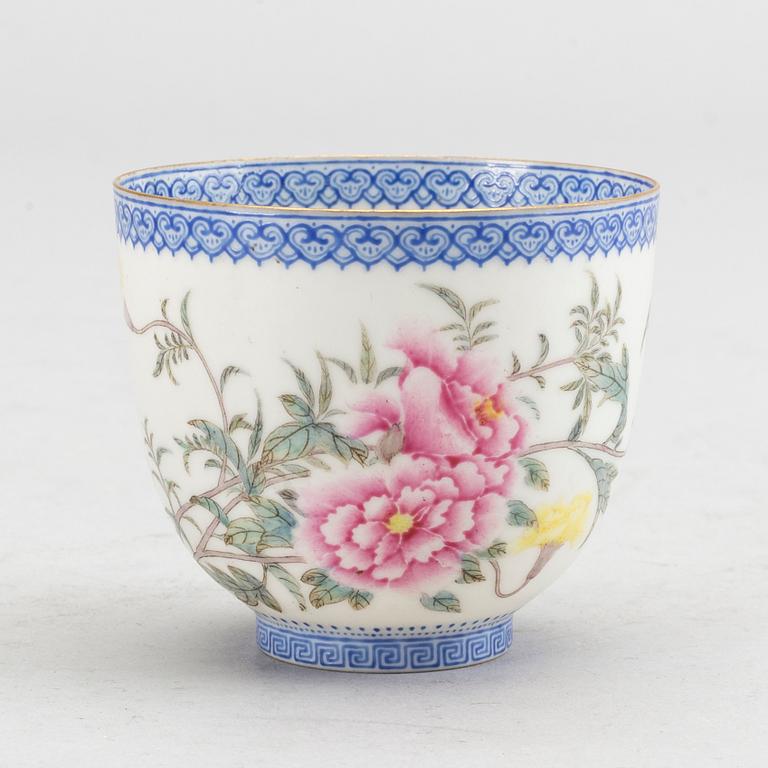 A Chinese egg shell porcelain cup, 20th Century.