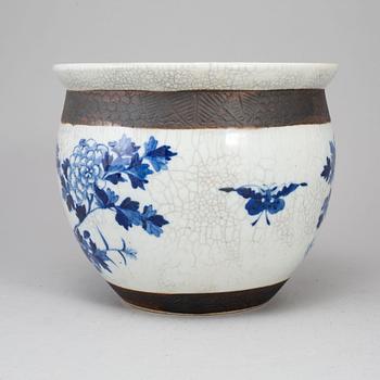 A blue and white pot, Qing dynasty, early 20th century.