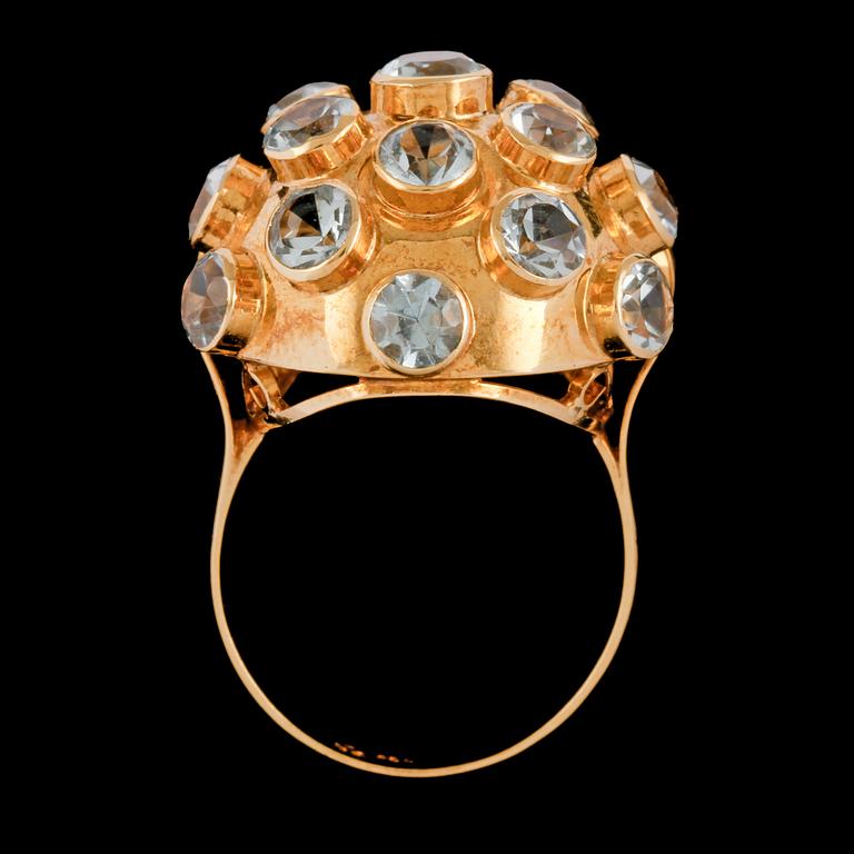 RING, 18K rödguld med ljusblå fasettslipade pastestenar, utländska stämplar. Vikt 5,0 g.