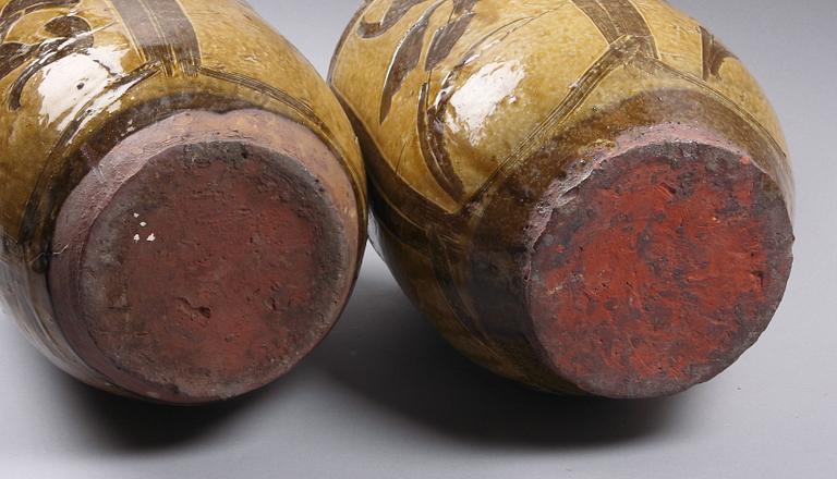 VINKÄRL, 2 st. Lergods, Kina.