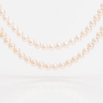 A two-strand pearl collier ja sterlinghopeaa.