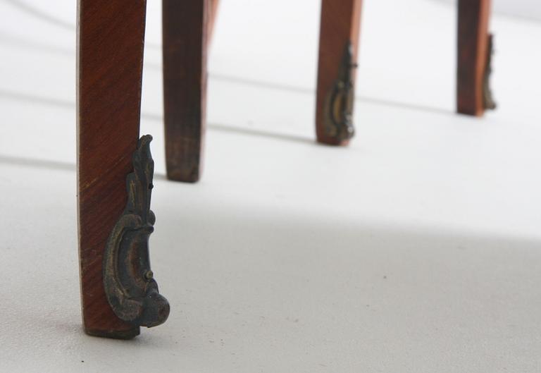 BYRÅAR, ett par, rokokostil.