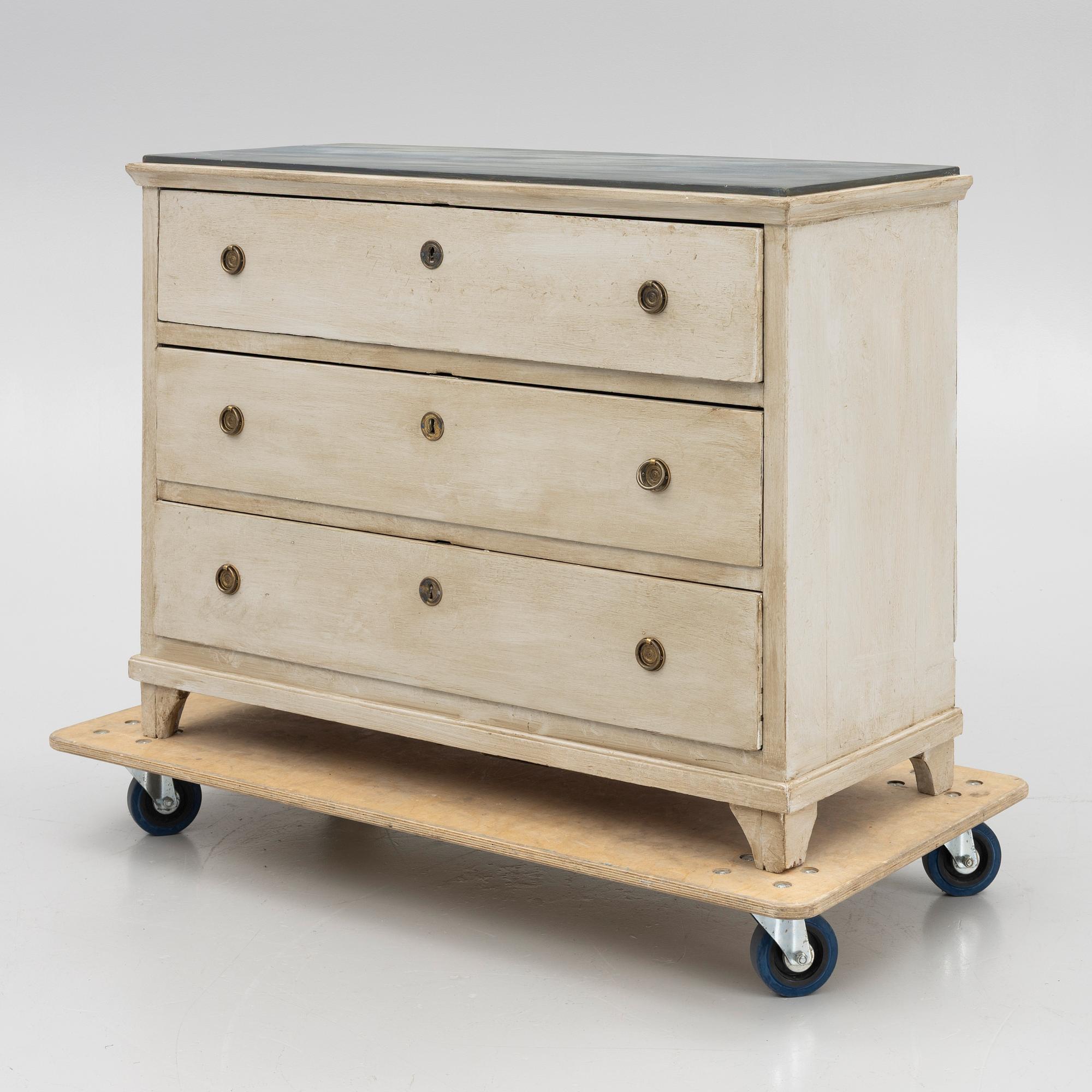 A chest of drawers, 19th century.