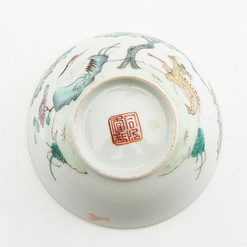 A small Chinese bowl, late Qing dynasty/early 20th century.