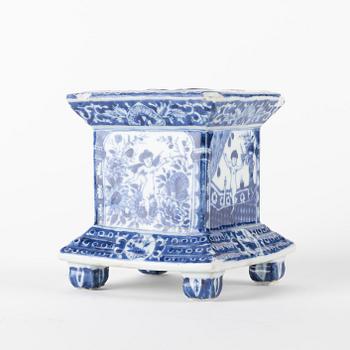 A blue and white fragment/base of a tulip vase, Qing dynasty, Qianlong (1736-95).