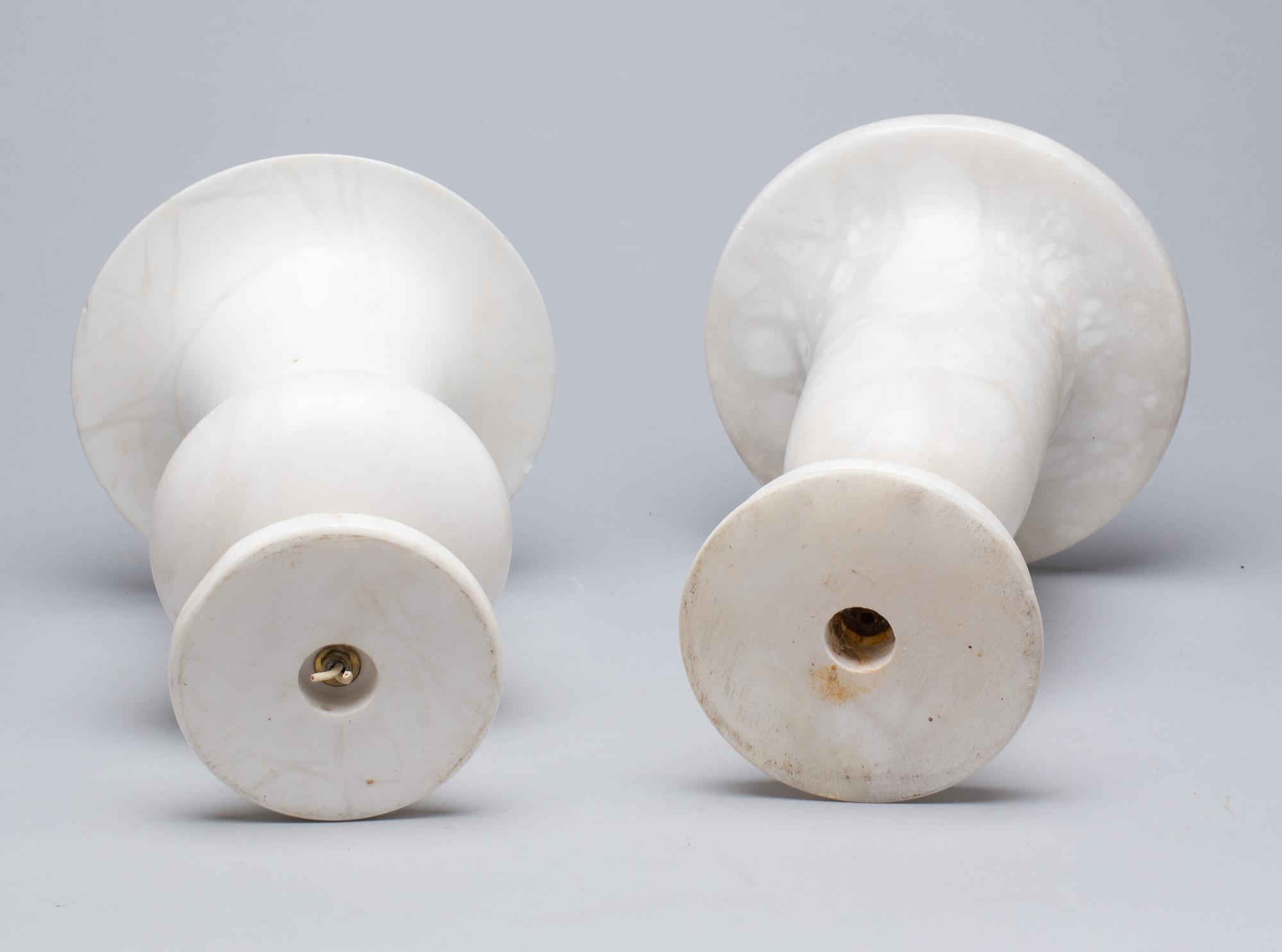 URNOR, 2 stycken, alabaster, 1900-tal.