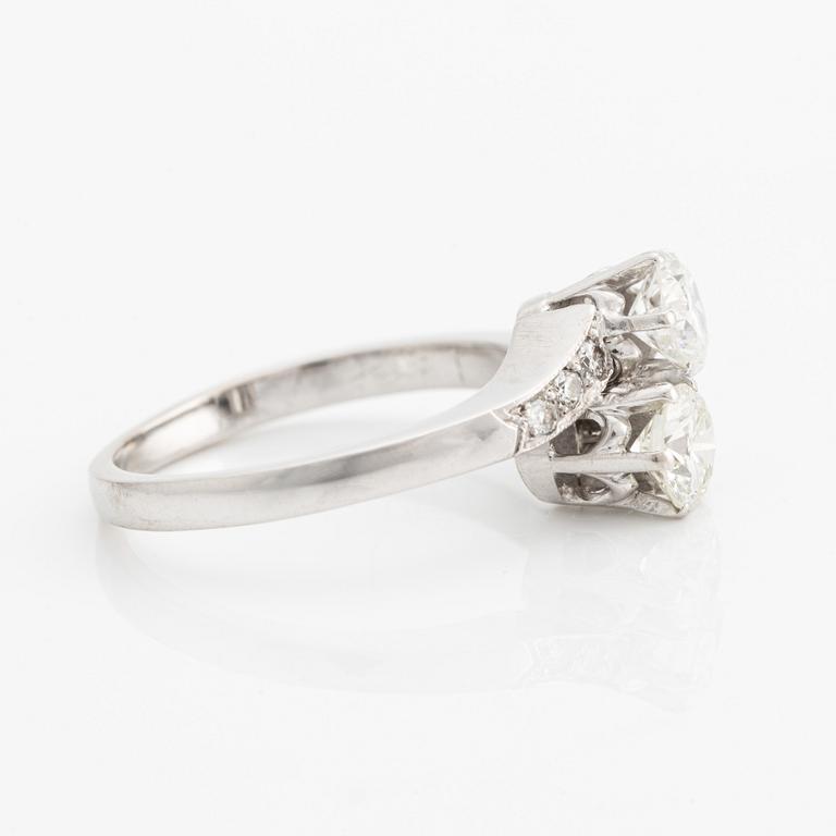 Ring in 18K white gold with two round brilliant-cut diamonds.