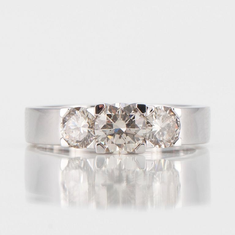 RING, vitguld 14K. Briljantslipade diamanter. Mittstenen 0,65ct, K/SI1 + sidostenarna tot. 0,70 ct. Vikt 4,6 g.