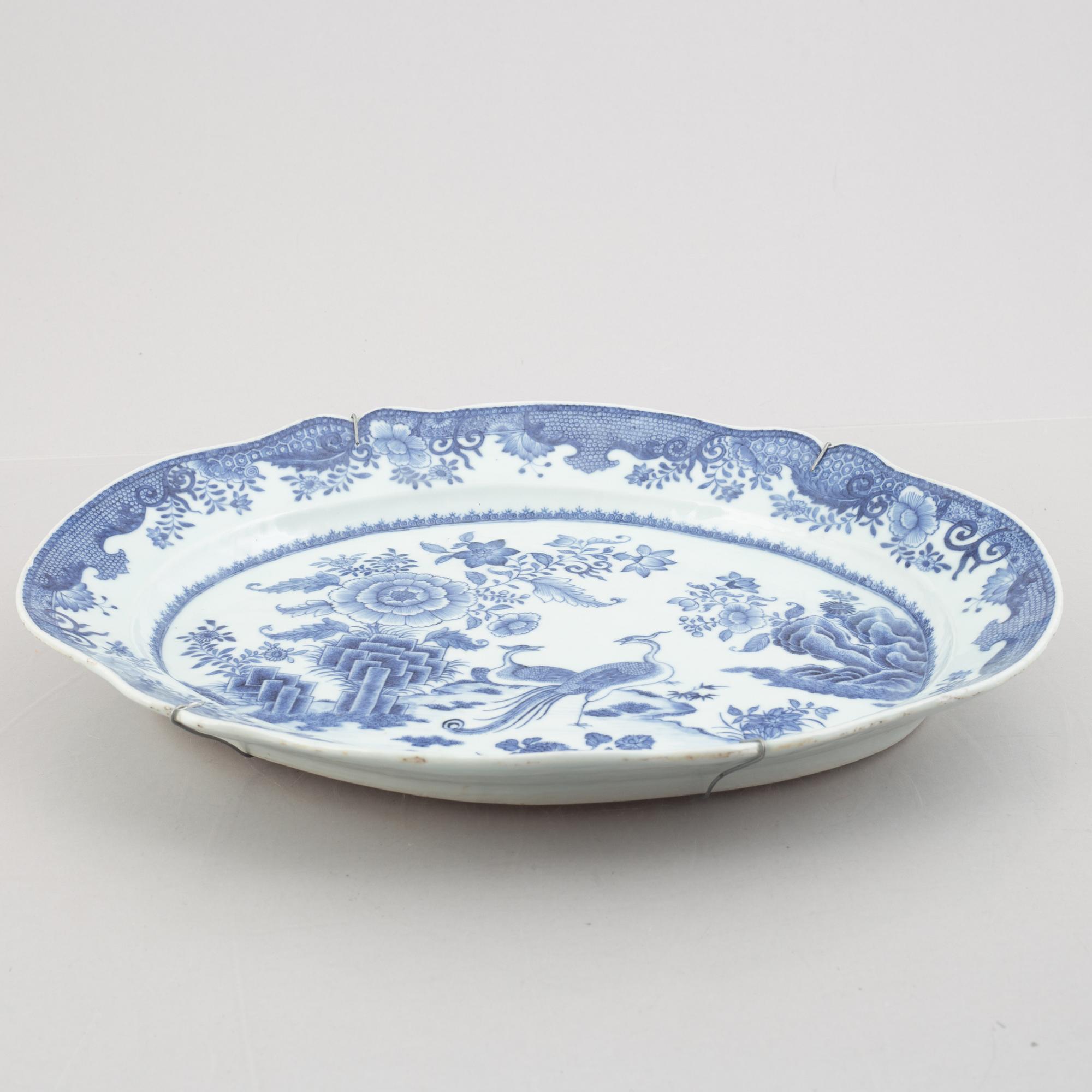 A Chinese export porcelain charger, Qing dynasty, Qianlong (1736-95).