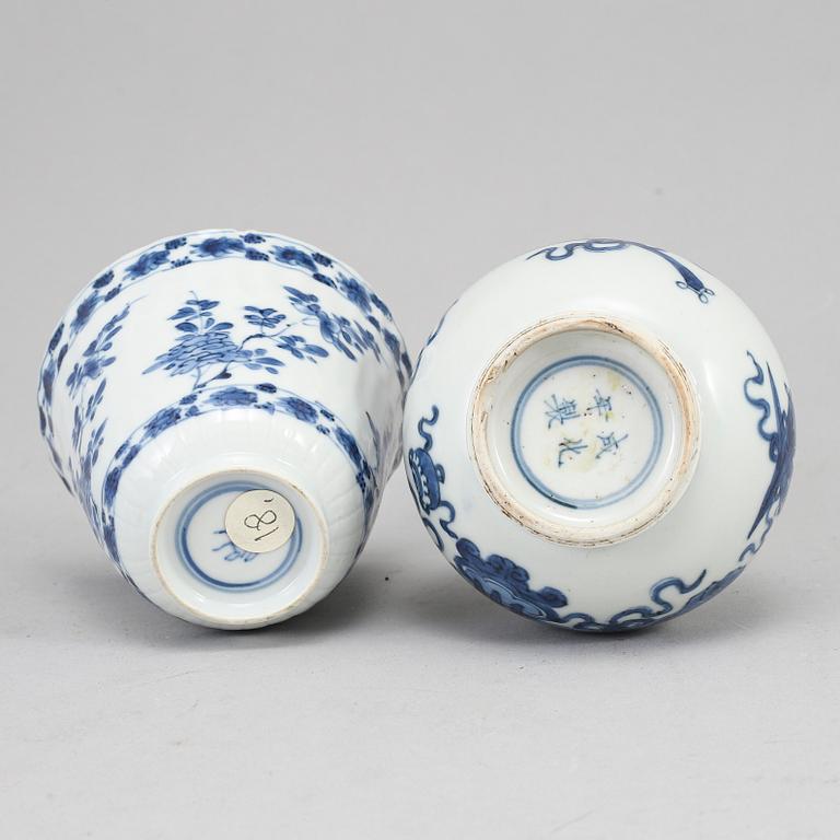 A blue and white vase and cup, Qing dynasty, Kangxi (1662-1722).
