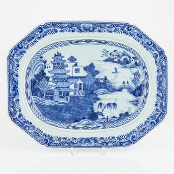 Stekfat, porslin, Qianlong (1736-95) samt bojan, porslin, Kina, 1800-tal.