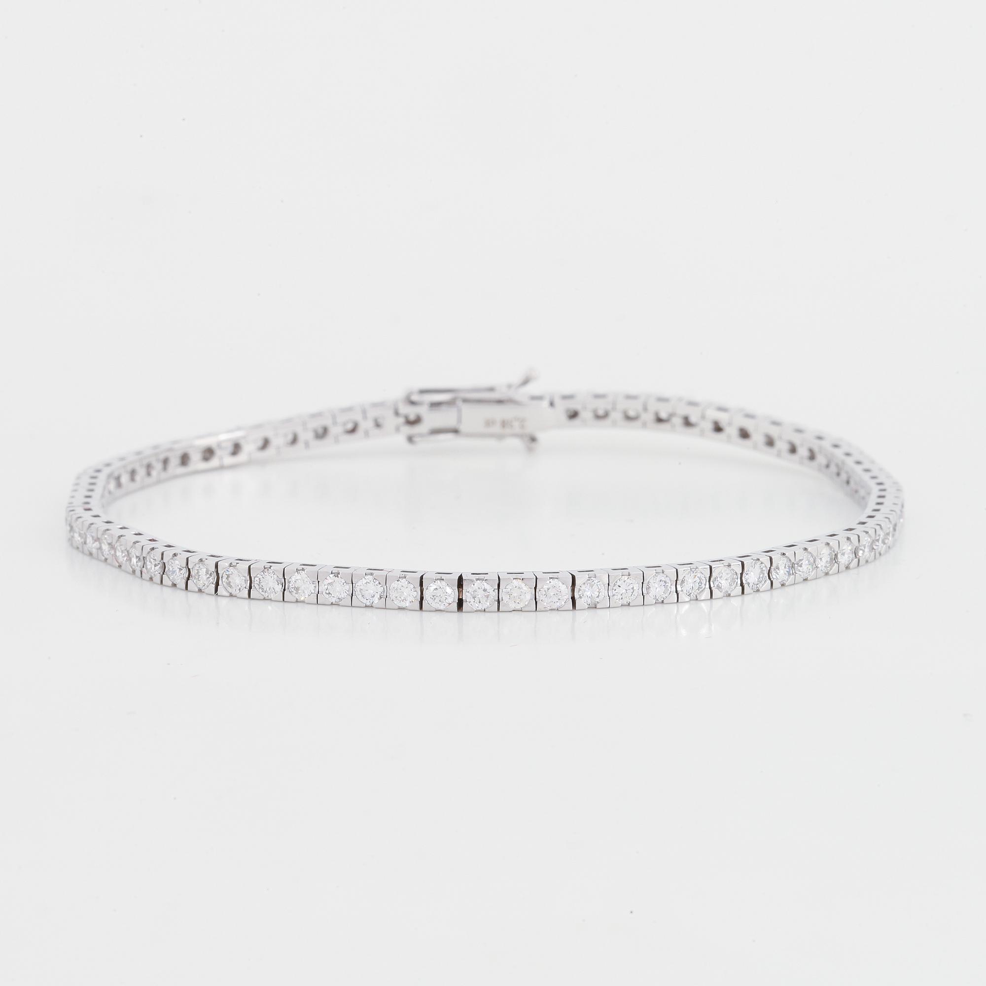Brilliant cut diamond tennis bracelet.