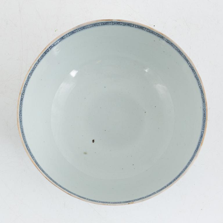 A Chinese blue and white porcelain bowl, Qing dynasty, Qianlong (1736-95).