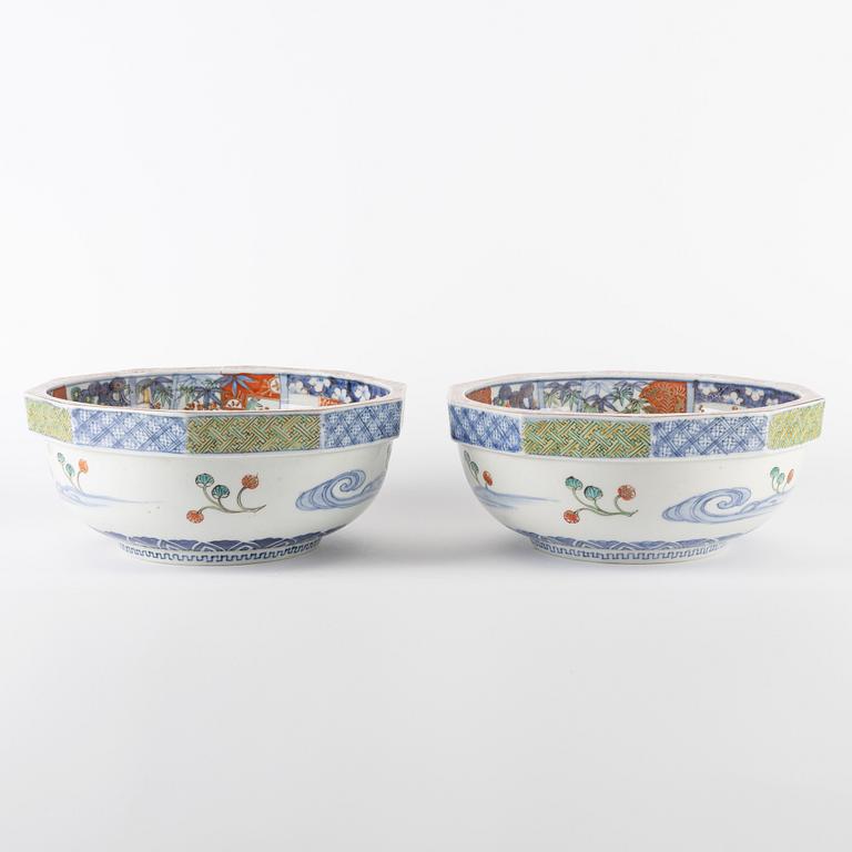 A pair of Japanese  imari bowls, 19th century.