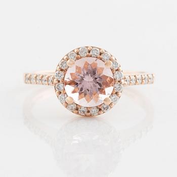 Ring, med morganit och briljantslipade diamanter.
