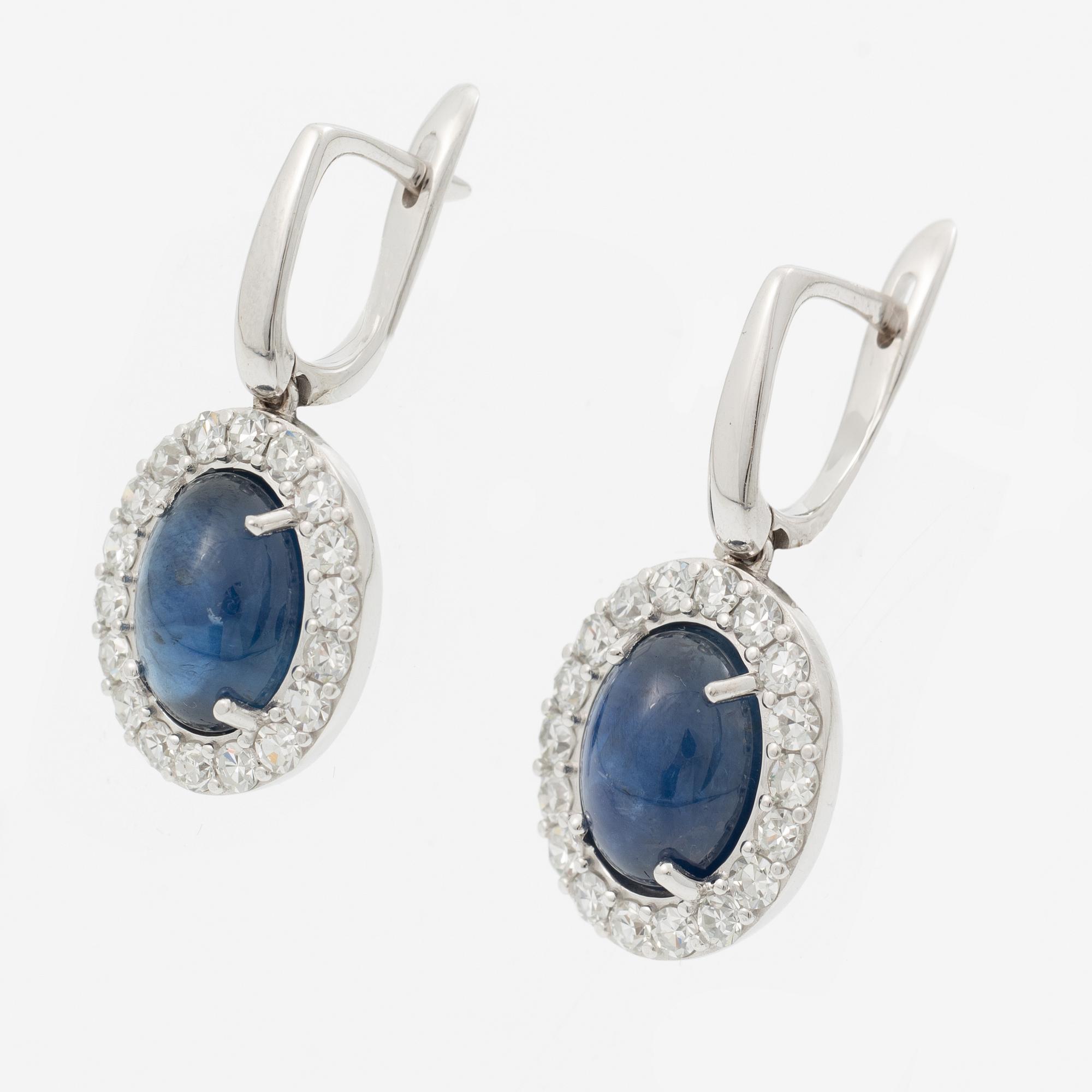 Örhängen 18K vitguld med cabochonslipade safirer och åttkantslipade diamanter.