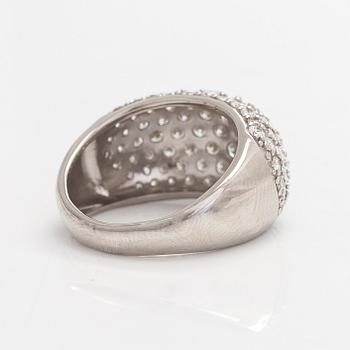 Ring, bombé, platina och briljantslipade diamanter.